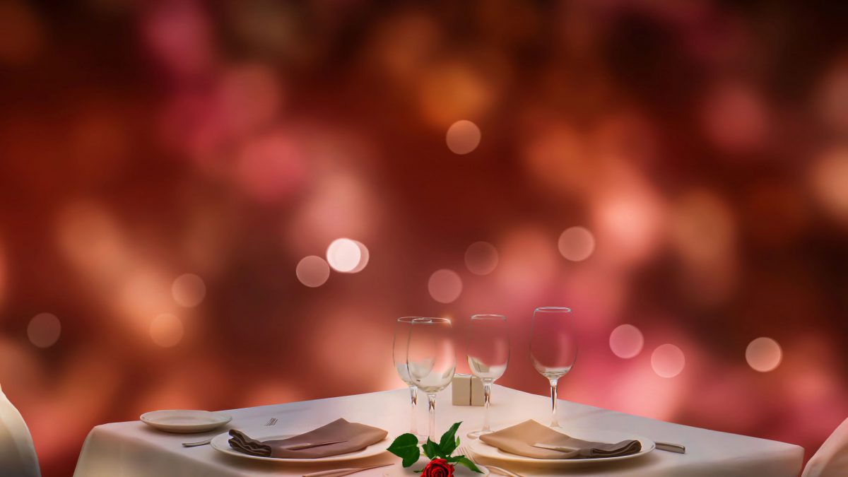Jak udekorować stół na romantyczną kolację?
