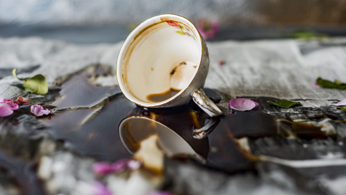 Plamy na obrusie to prawdziwa zmora, poznaj skuteczne sposoby jak się ich pozbyć!