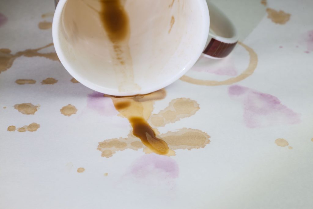 Codzienne plamy z kawy, herbaty na obrusie