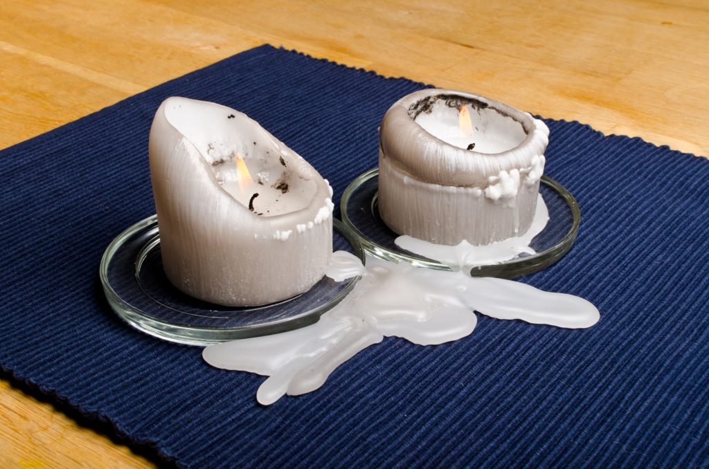 plamy z wosku na obrusie