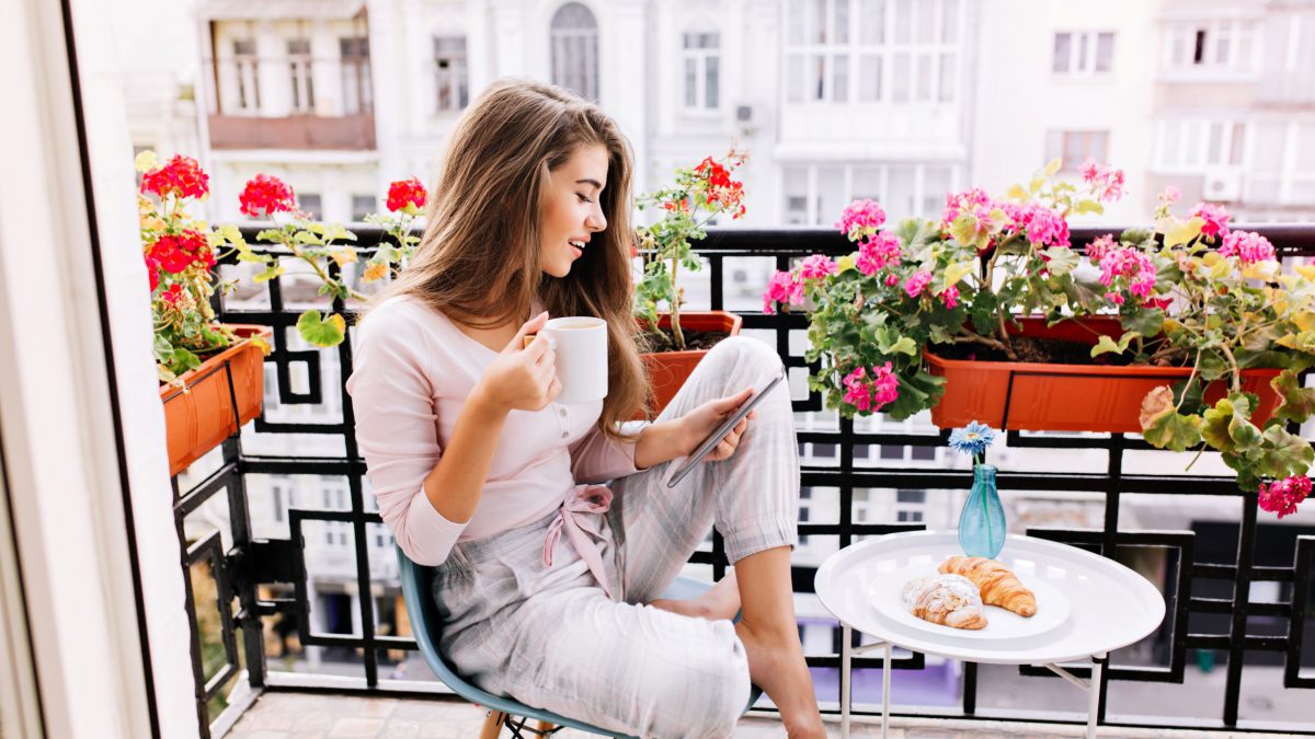 Dekoracje na balkon, taras – dobierz odpowiednie ozdoby, które będą odporne na warunki pogodowe