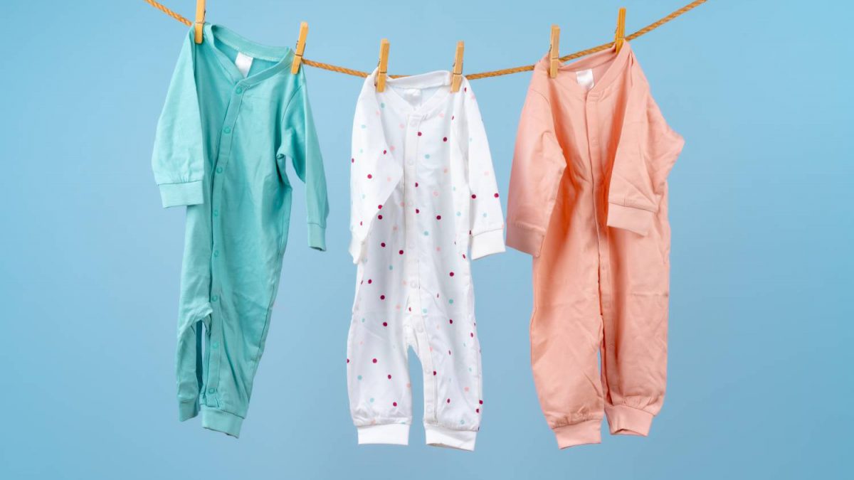 Jak usunąć plamy z dziecięcych ubranek?