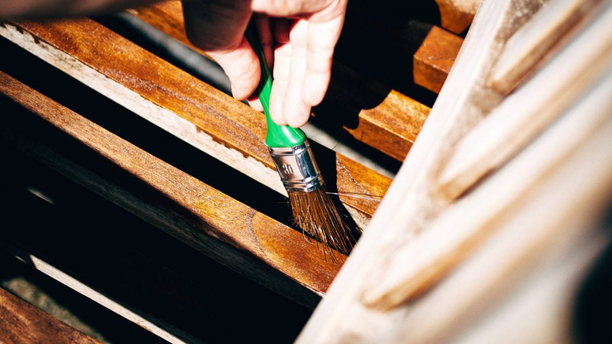 Jak dbać o drewniane meble?