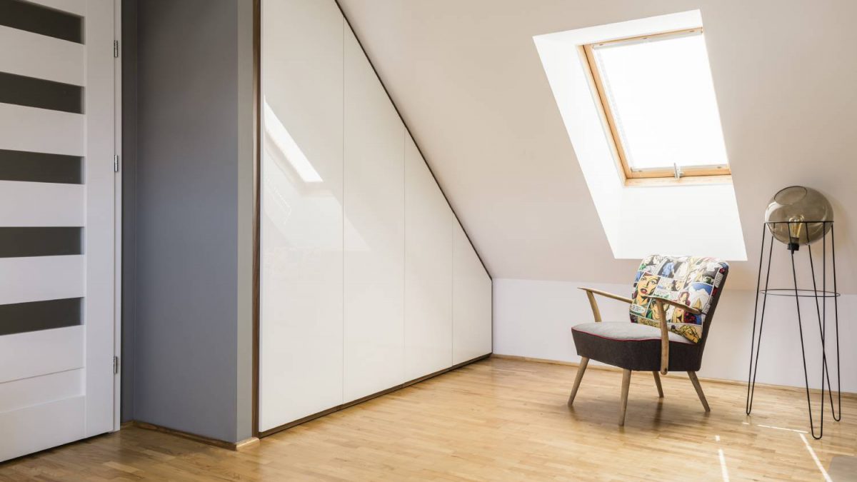 Meble na wymiar pod skosy. Nowoczesne rozwiązanie niedawnych bolączek.