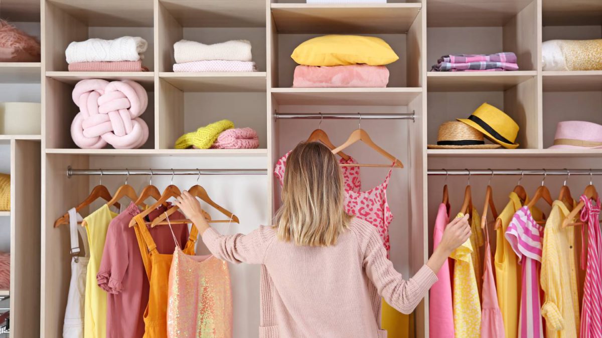 Garderoba w sypialni czy w przedpokoju? Gdzie korzystniej ją rozmieścić?